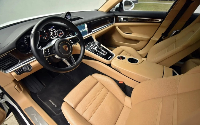 Porsche Panamera cena 341000 przebieg: 41000, rok produkcji 2019 z Toruń małe 232